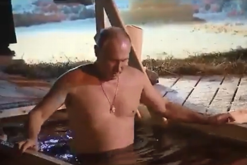 Imagen Vladimir Putin se baña en aguas gélidas para celebrar la Epifanía (+Video)