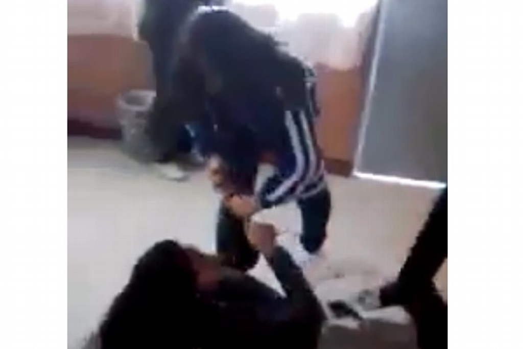 Imagen Estudiantes de secundaria golpean a su compañera (+Video)