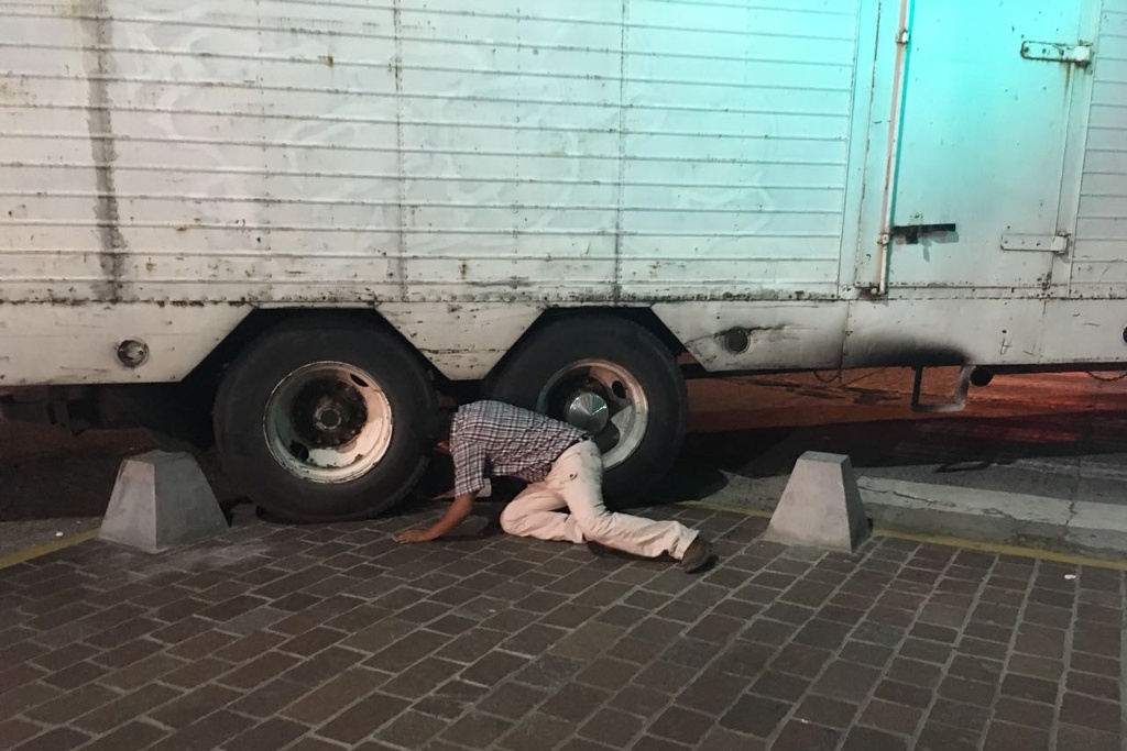Imagen Camión de carga rompe “bolardos de protección” en centro de Veracruz (+video +fotos)