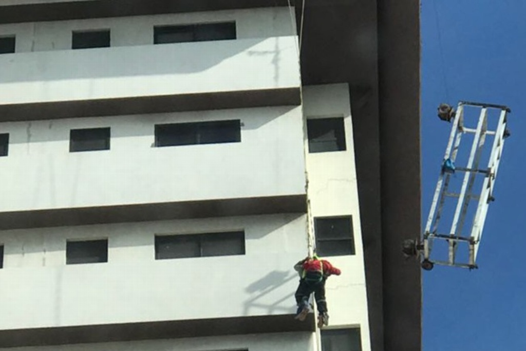 Imagen Rescatan a dos personas en edificio de Boca del Río 