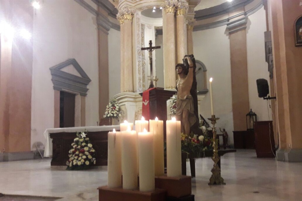 Imagen Feligreses acuden a misa en honor a San Sebastián en Catedral de Veracruz 