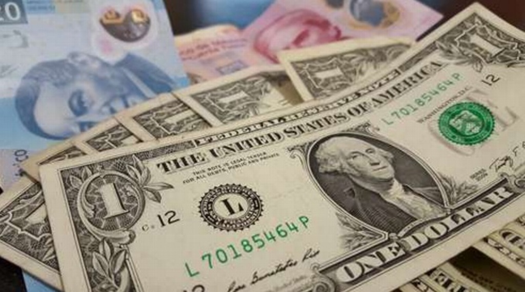 Imagen Dólar inicia la semana en 18.70 pesos en terminal área capitalina