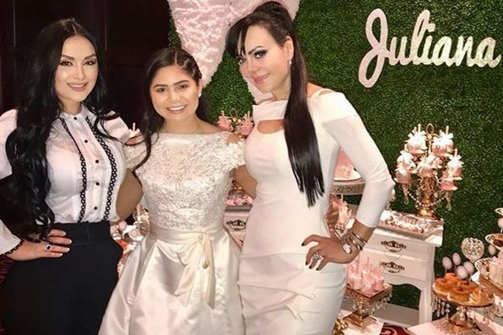Imagen Maribel Guardia, madrina de 15 años de Juliana, hija de Joan Sebastian