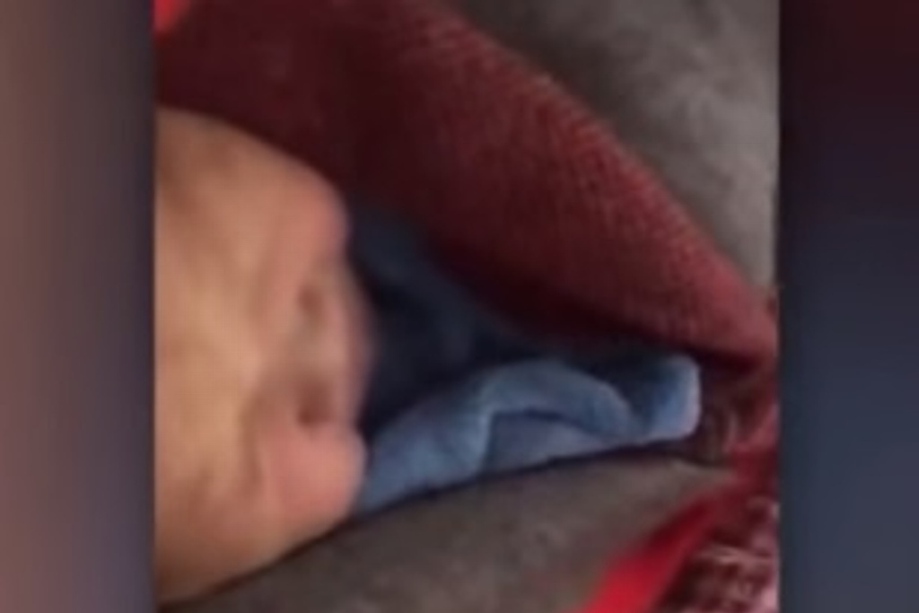 Imagen Abandona a bebé en la basura, lo captan cámaras y salvan a la menor (+Video)