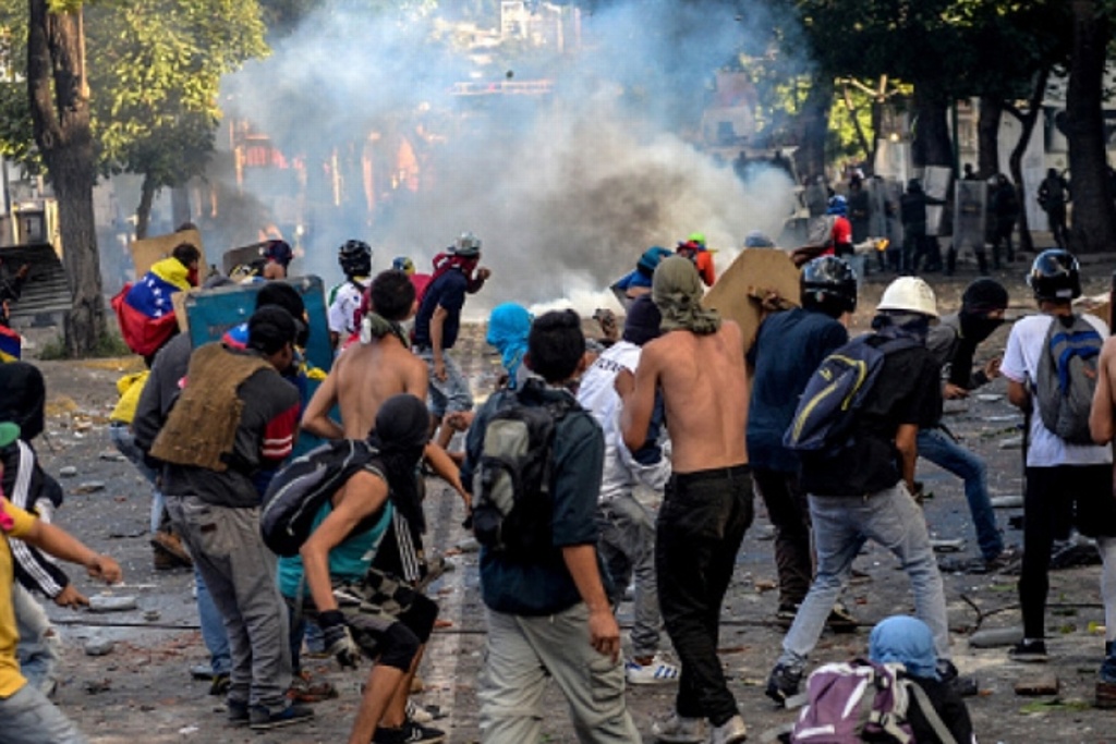 Imagen Dispersan con gases protesta por muerte de expolicía rebelde Óscar Pérez