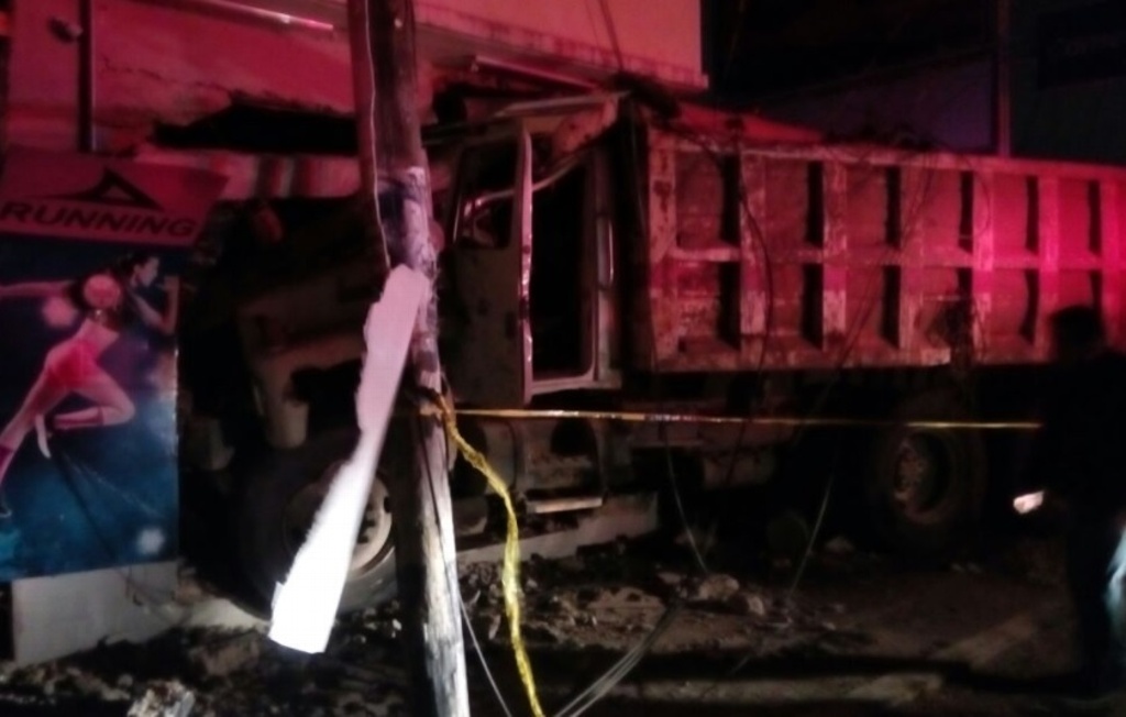 Imagen Camión choca contra poste en Tejería, Veracruz