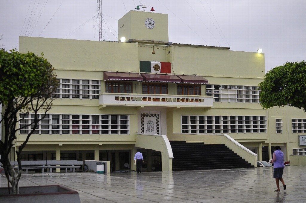 Imagen Falso que funcionario haya estado en bares, responden en Coatzacoalcos a Yunes