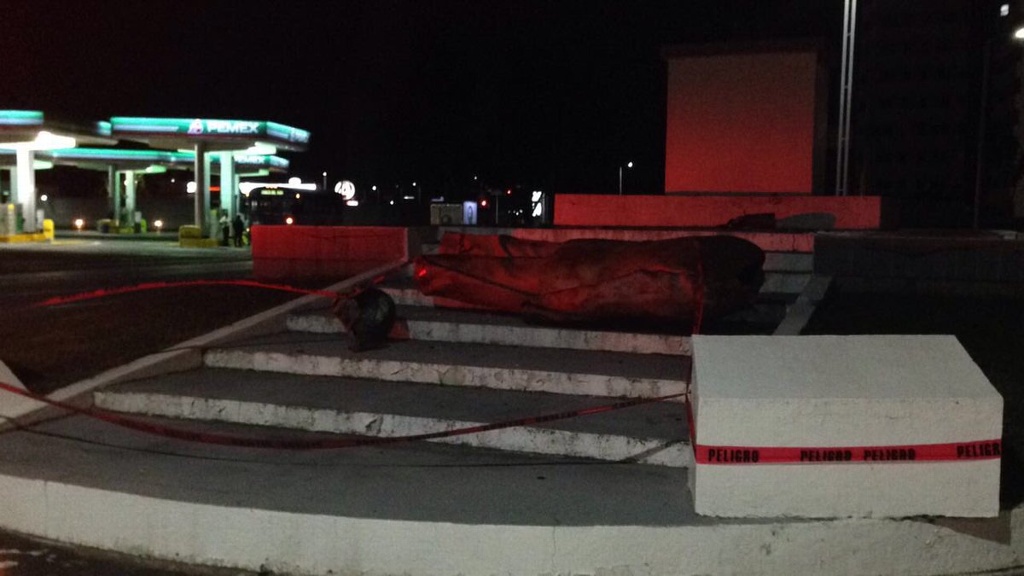 Imagen Cae estatua de Miguel Alemán debido a fuertes rachas de viento (+Fotos)