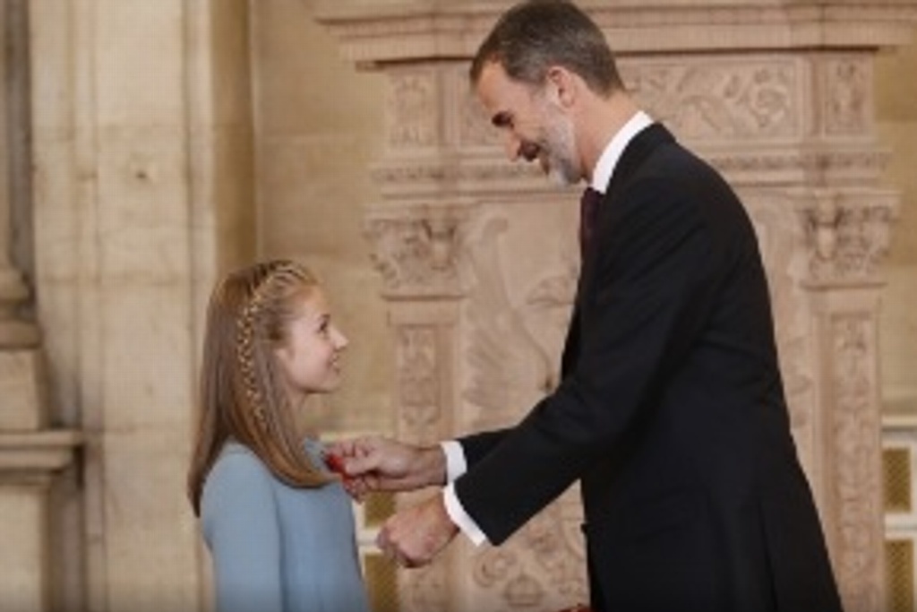 Imagen Felipe VI cumple 50 años e impone la Insigne Orden del Toisón a su hija Leonor, su sucesora