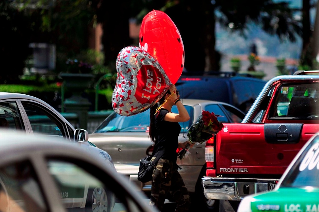 Imagen Casi mil pesos costará a mexicanos demostrar su amor en San Valentín: sondeo 