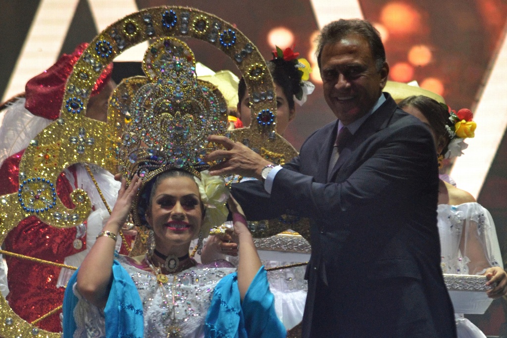 Imagen Coronan a Carolina I y Pulmón I como Reyes del Carnaval de Veracruz
