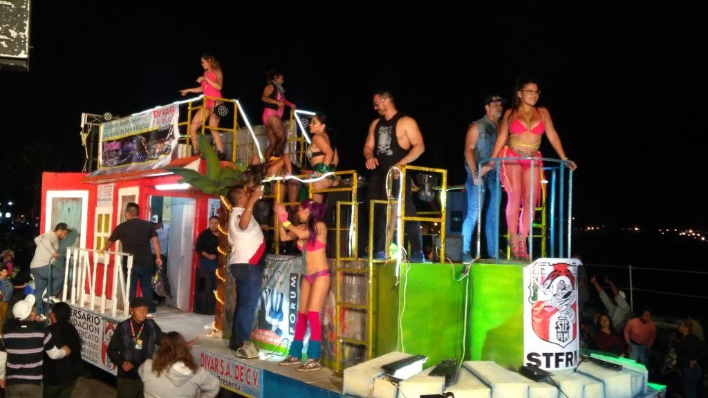 Imagen Pese a viento del norte, se llevó a cabo cuarto Desfile del Carnaval de Veracruz 