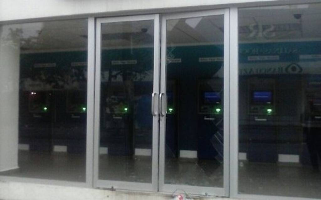 Imagen Intentan llevarse cajeros automáticos de banco en Coatzacoalcos