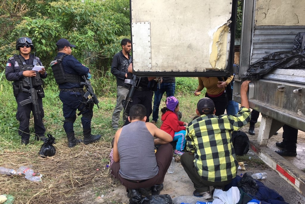 Imagen Abandonan a 150 migrantes dentro de un tráiler en el sur de Veracruz 