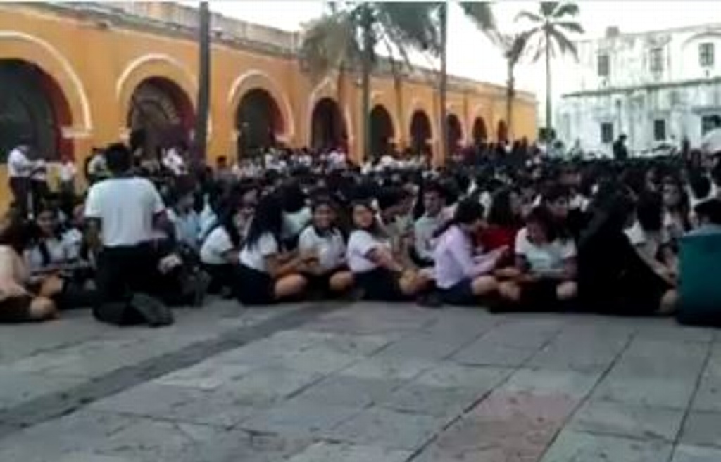 Imagen Estudiantes y pacientes evacuan edificios por sismo en Veracruz