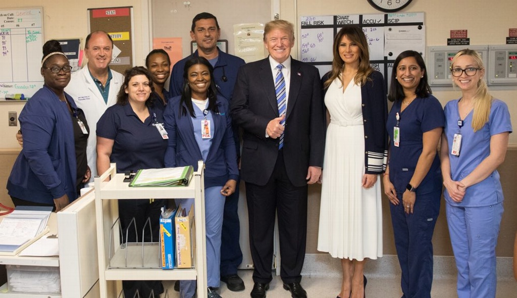Imagen Donald Trump visita a sobrevivientes de masacre en Florida 