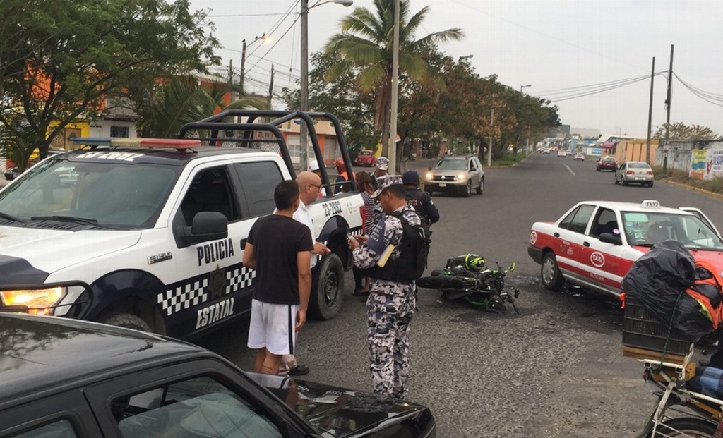 Imagen Estudiante lesionado tras aparatoso choque entre taxi y moto en Veracruz 