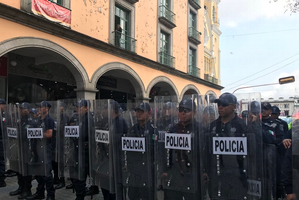 Imagen Llegan granaderos para liberar calle en centro de Xalapa