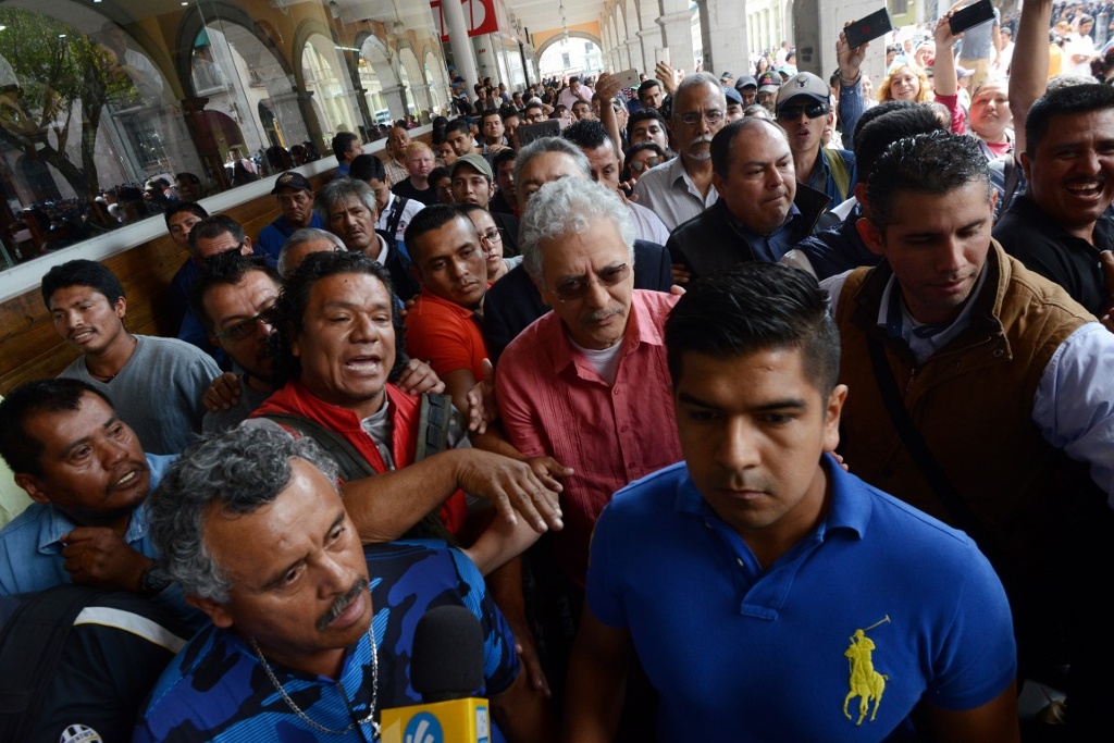 Imagen Entre gritos y empujones, manifestantes reciben a alcalde de Xalapa 