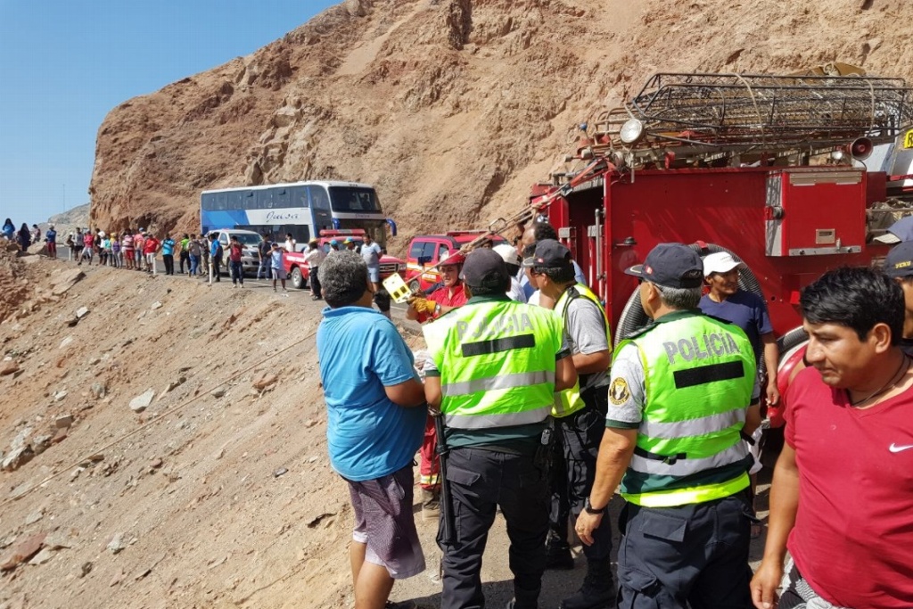 Imagen Sube a 44 la cifra de fallecidos por caída de autobús a un abismo en Perú