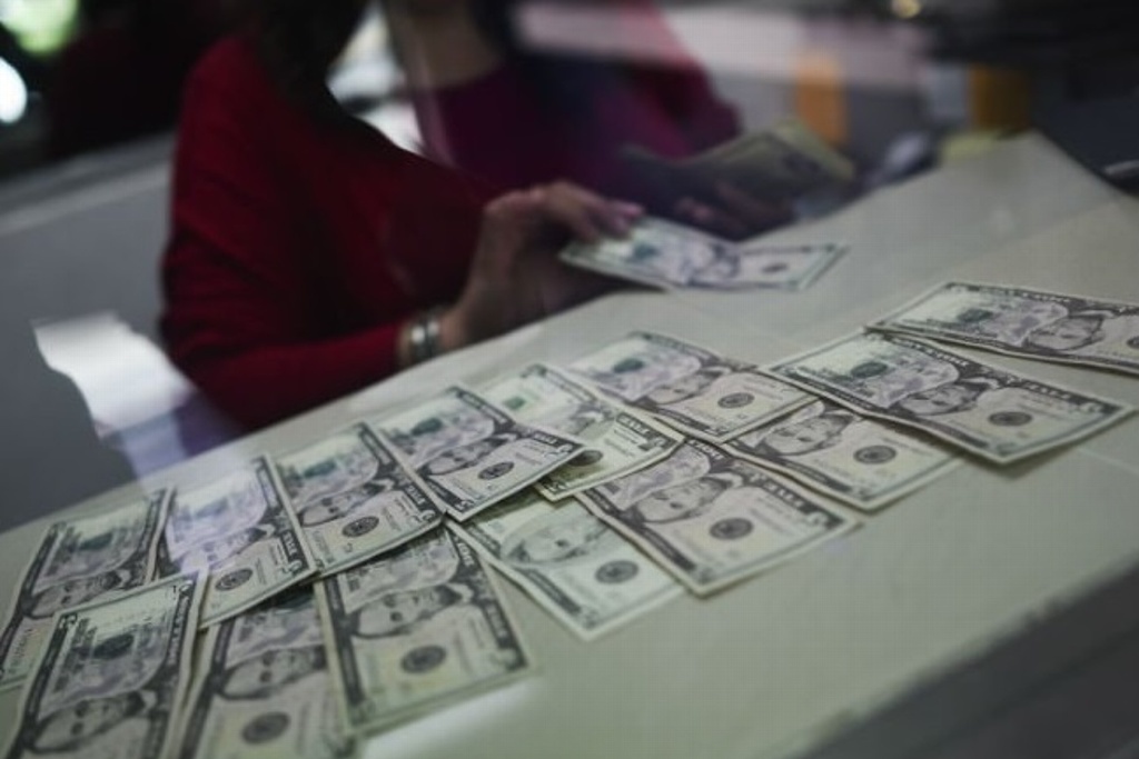 Imagen Dólar cede terreno,abre en 19.10 pesos a la venta en bancos 