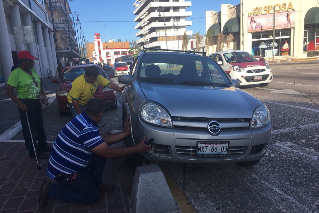 Imagen Automóvil queda atorado en 'bolardo' ubicado en centro histórico de Veracruz 
