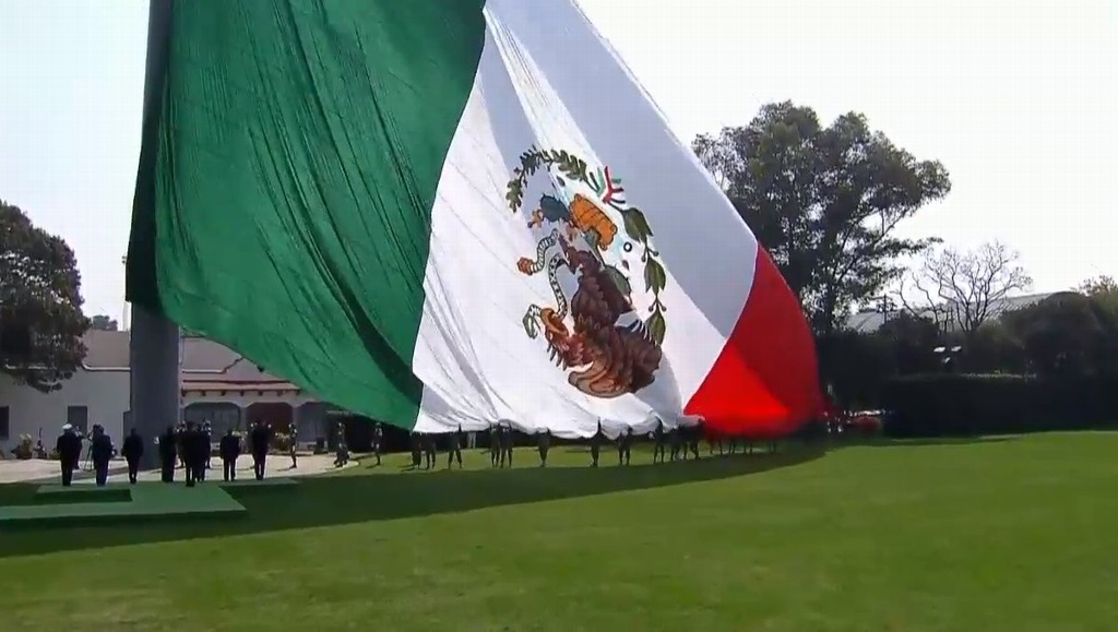 Imagen Colocan al revés la bandera en evento que encabeza Peña Nieto (+video)