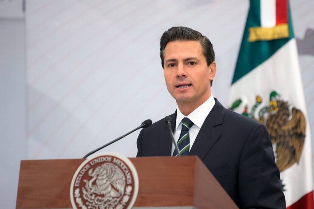 Imagen No importa si está al revés o al derecho, la Bandera es símbolo de identidad: Peña Nieto (+Video)