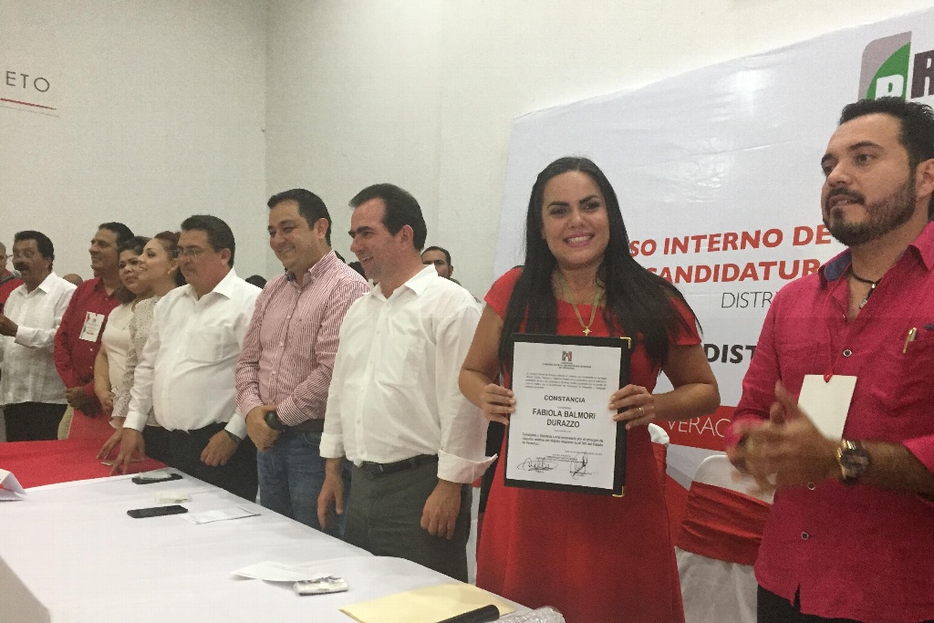 Imagen Recibe Fabiola Balmori constancia  como candidata del PRI a diputada por distrito XIV