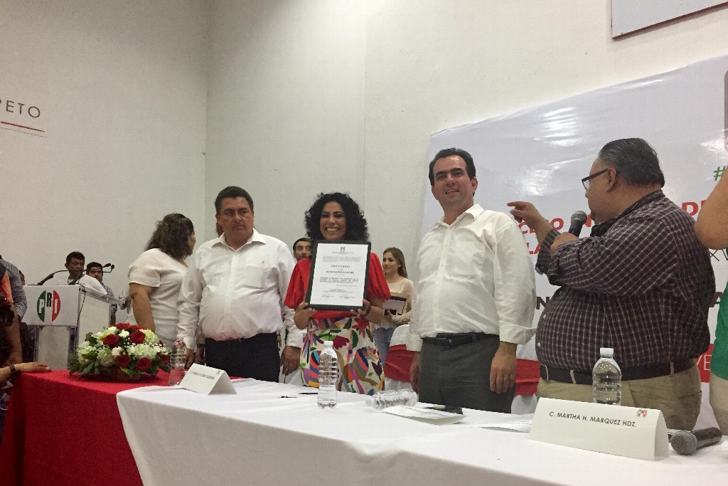 Imagen Belem Palmeros recibe constancia como candidata del PRI a diputada en el distrito XV