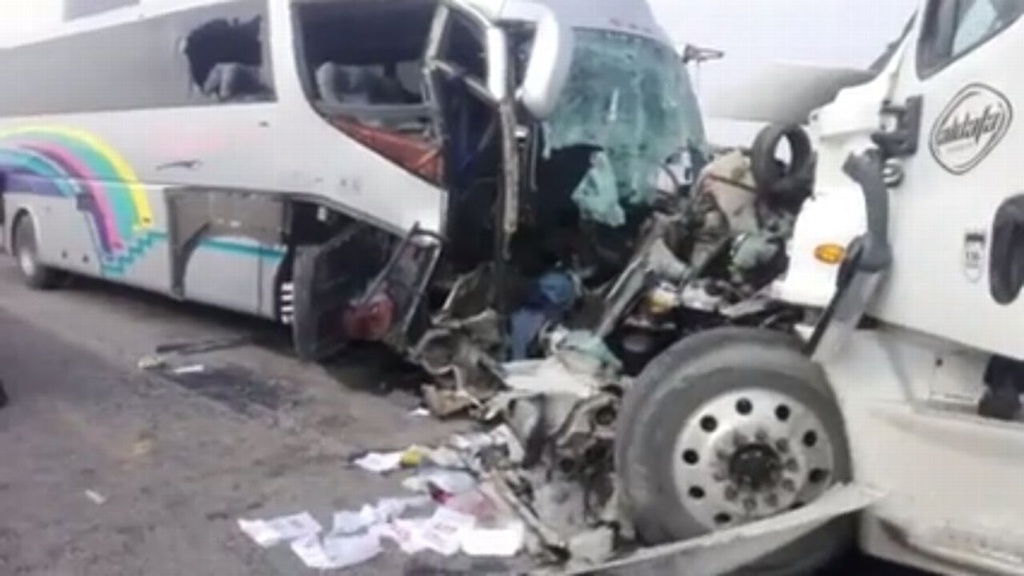 Imagen Choque entre tráiler y autobús en Tamaulipas deja un muerto