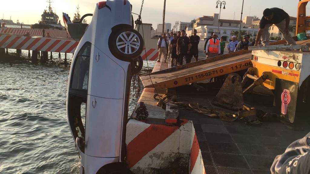 Imagen Cae vehículo al mar en el Malecón de Veracruz (+fotos y video)