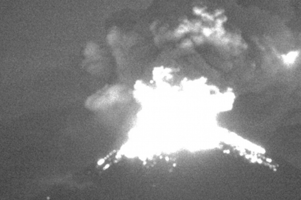 Imagen Lanza el Popocatépetl exhalación de 2.5 kilómetros de altura