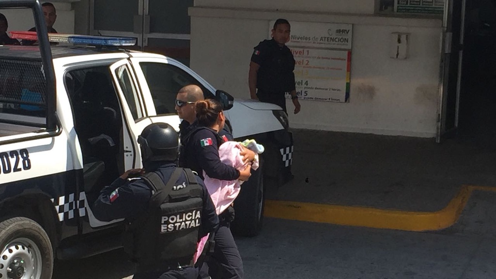 Imagen Rescatan a bebé robado del Hospital Regional de Veracruz (+videos y fotos)