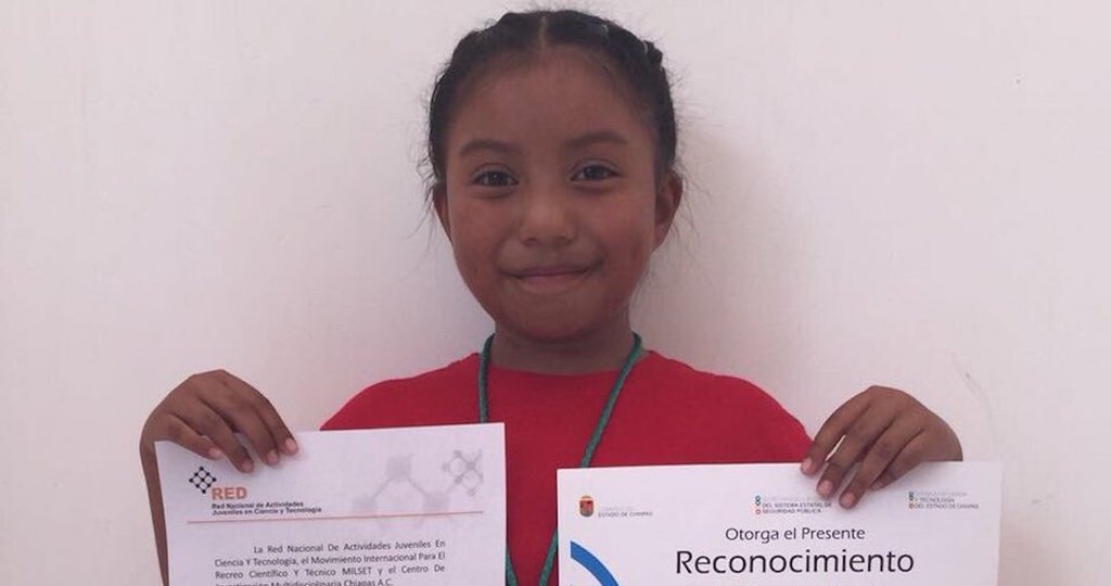 Imagen Niña de 9 años recibe reconocimiento de la UNAM al construir calentador solar 
