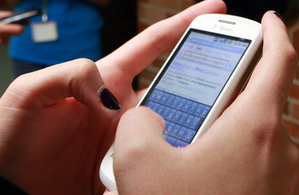 Imagen Textear en celular causa daño prematuro en articulaciones: Especialistas