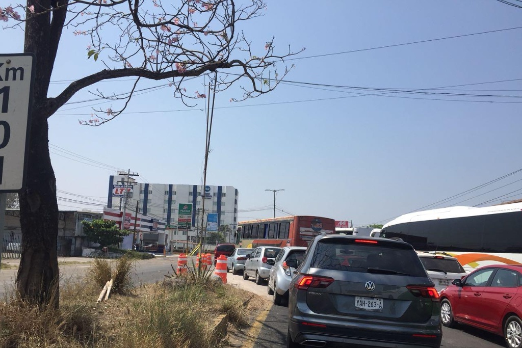 Imagen Tránsito lento en carretera Veracruz-Xalapa, a la altura de Las Amapolas