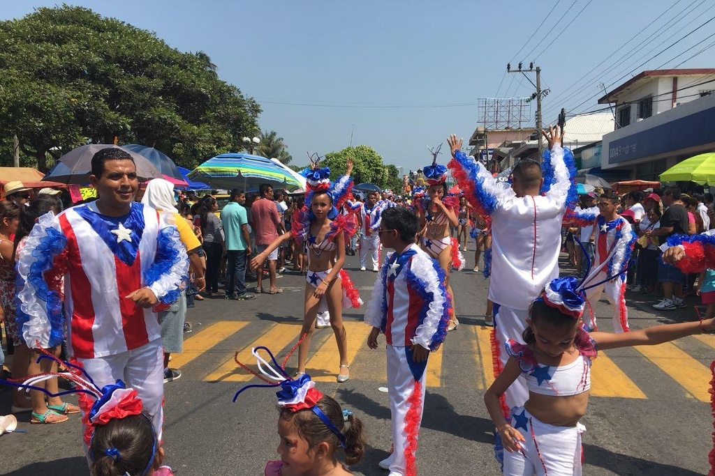 Imagen Realizan en Cardel segundo desfile de Carnaval (+fotos)