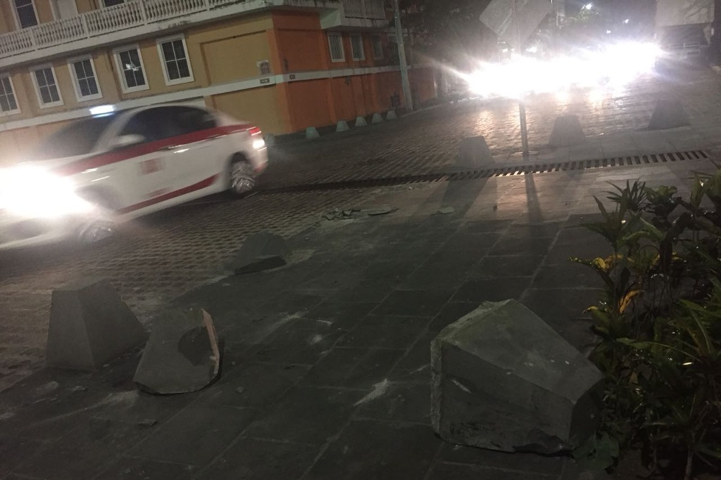 Imagen Vuelca automóvil en el centro histórico de Veracruz; se lleva tres bolardos 