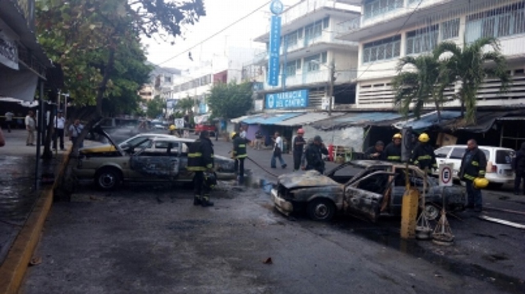 Imagen Bomberos sofoca incendio de cinco vehículos en Acapulco