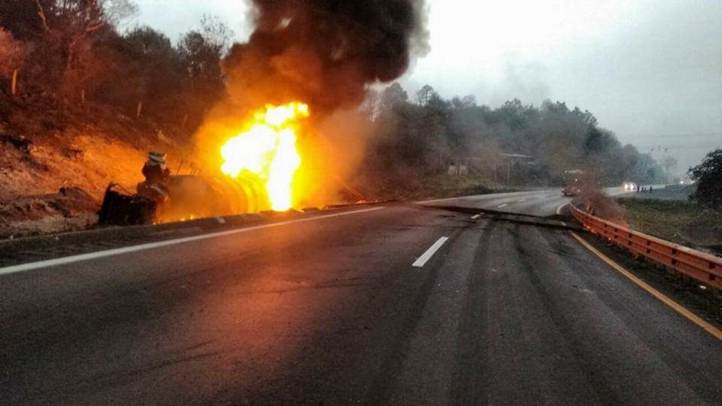Imagen Pipa vuelca y se incendia sobre autopista Veracruz-Puebla