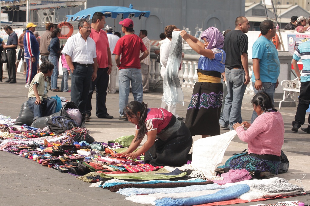 Imagen Incrementan vendedores ambulantes en malecón de Veracruz, acusan locatarios