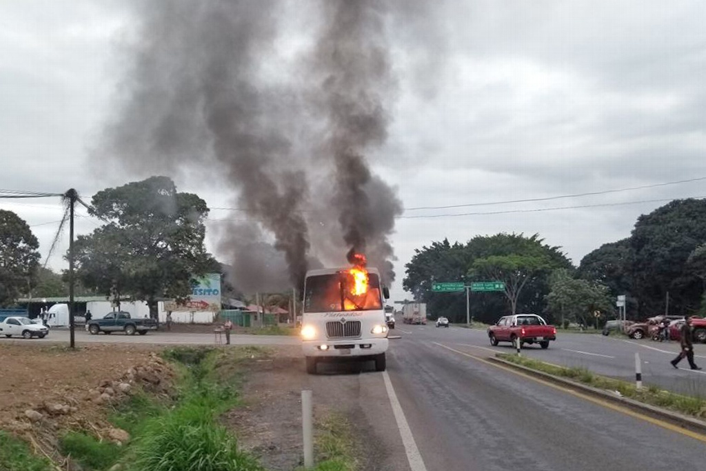Imagen Se incendia autobús en la carretera Córdoba - Veracruz