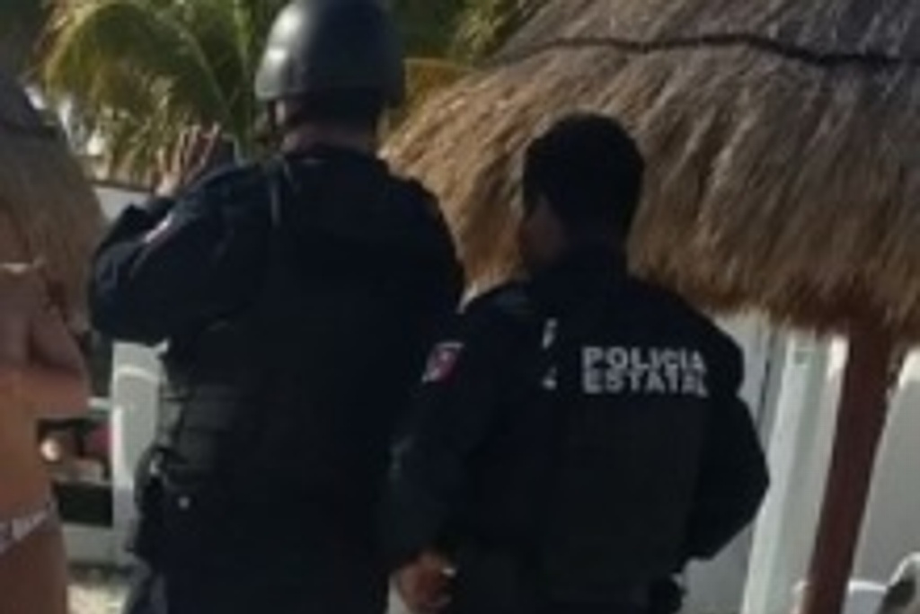 Imagen Se viralizan fotos de policías posando con turistas ‘topless’ en Cancún (+Fotos)