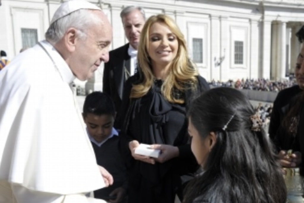 Imagen Visitan Angélica Rivera y niños del Hospital Infantil al Papa Francisco en el Vaticano