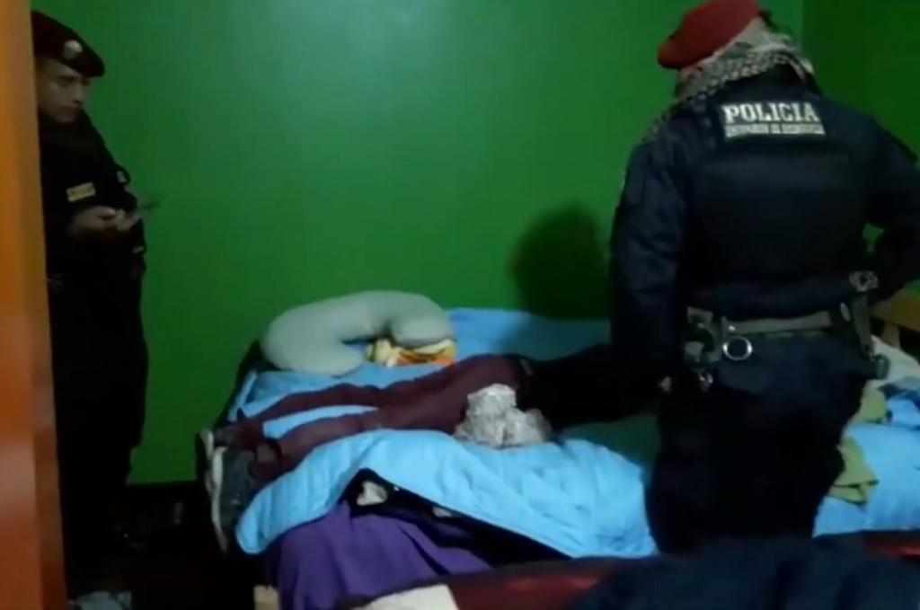 Imagen Hombre entra a robar a una casa, se queda dormido y lo detienen (+Video)