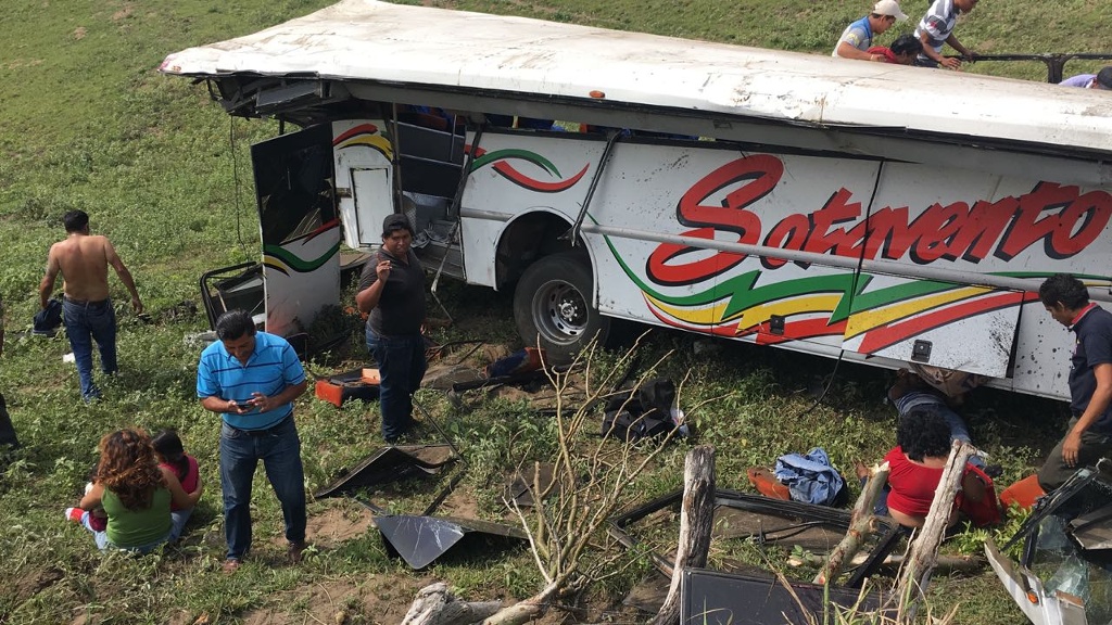 Imagen Reportan volcadura de autobús sobre la carretera Alvarado-Veracruz (+Fotos)