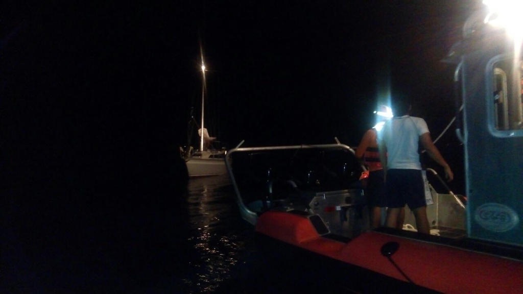 Imagen Tras presentar fallas mecánicas, rescatan a tres personas a bordo de un velero