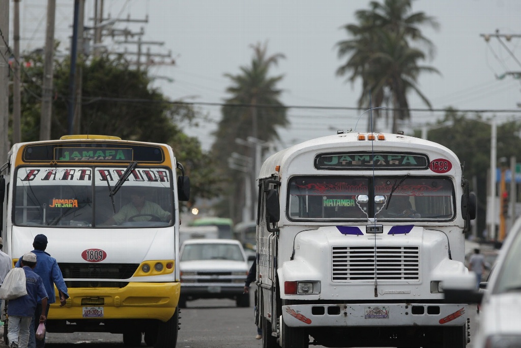 Imagen Condonación del derecho vehicular es sólo para transporte público: Yunes Linares