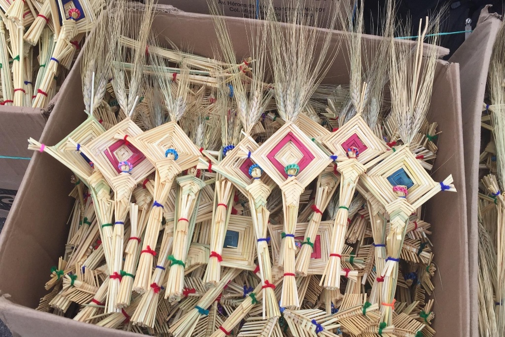 Imagen Artesanos elaboran cruces con trigo y palmas para el Domingo de Ramos (+Vídeo)